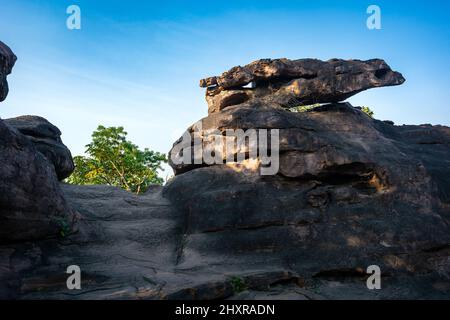 Bhimbetka rifugi rocciosi - un sito archeologico in India centrale a Bhojpur Raisen a Madhya Pradesh. Si tratta di siti patrimonio mondiale. Foto Stock