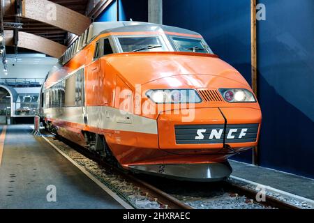 Francia, Mulhouse, Bas Rhin, la Cité du Train, la locomotiva elettrica del TGV 1980 che collega Parigi al sud-est della Francia. Foto Stock