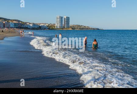Cadice, Spagna - Agosto 14 2021: Persone a Torreguadiaro spiaggia San Roque, Cadice, Andalusia, Spagna, Europa Foto Stock