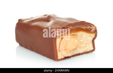 Barra di cioccolato rotta con caramello e noci isolato su sfondo bianco primo piano Foto Stock