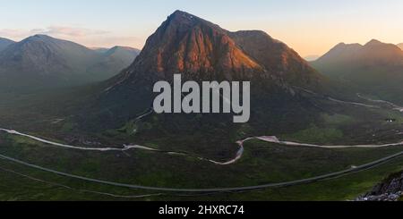 Vista panoramica mozzafiato della vetta della montagna con fiume serpeggiante che attraversa la valle nelle Highlands scozzesi. Glencoe, Regno Unito. Foto Stock