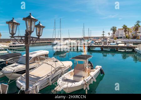 Vista sul bellissimo porto 'la Herradura'. Bella zona baia situata nella provincia di Granada. Yacht di lusso ormeggiati. Giornata invernale soleggiata. Immobiliare di lusso. Foto Stock