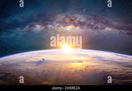 Paesaggio con Via Lattea. Sunrise e la Terra vista dallo spazio con la Via Lattea. (Elementi di questa immagine fornita da NASA) Foto Stock