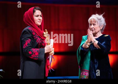 Fawzia Koofi, ex membro del Parlamento afghano, è la prima donna in assoluto Vice-Speaker che quest'anno ha insignito del Premio Anna Politkovskaya al W Foto Stock