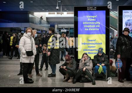 5 marzo 2022, Cracovia, Polonia: Rifugiati ucraini la maggior parte delle donne e dei bambini che hanno visto radunarsi alla Stazione Centrale di Cracovia. I rifugiati ucraini sono accolti da volontari e personale nella stazione centrale di Cracovia. (Credit Image: © Graham Martin/SOPA Images via ZUMA Press Wire) Foto Stock