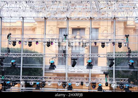 Shot del processo di preparazione del palco con luci. Foto Stock