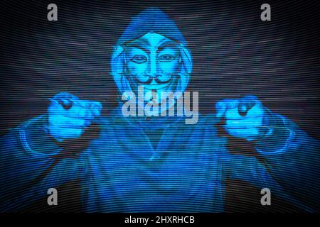 Milano, Italia. Marzo 14, 2022. Uomo con una maschera dal gruppo decentralizzato di attivisti anonimi in tv. Foto Stock
