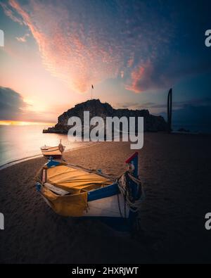 Alba in spiaggia con barche Foto Stock