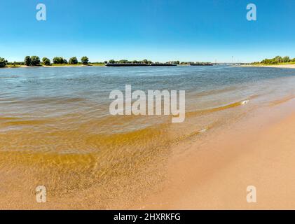 Navigazione interna al fiume Waal, Slijk-Ewijk, Gelderland, Paesi Bassi *** territorio Caption *** paesaggio, acqua, estate, navi, barca, Foto Stock