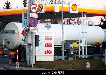 Varsavia, Polonia. 10th Mar 2022. I prezzi del gasolio e del combustibile normale sono pubblicizzati presso una stazione Shell di pompe di gas a Varsavia, in Polonia, il 10 marzo 2022. Credit: Sipa USA/Alamy Live News Foto Stock