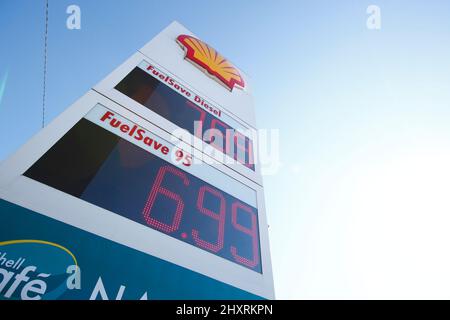 Varsavia, Polonia. 10th Mar 2022. I prezzi del gasolio e del combustibile normale sono pubblicizzati presso una stazione Shell di pompe di gas a Varsavia, in Polonia, il 10 marzo 2022. Credit: Sipa USA/Alamy Live News Foto Stock