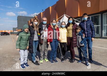 Ferrara, 14 marzo 2022. I rifugiati di guerra ucraini hanno covidi vaccinazioni e test medici a Ferrara, Italia. Credit: Filippo Rubin / Alamy Live News Foto Stock