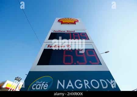 Varsavia, Polonia. 10th Mar 2022. I prezzi del gasolio e del combustibile normale sono pubblicizzati presso una stazione Shell di pompe di gas a Varsavia, in Polonia, il 10 marzo 2022. (Foto di Jaap Arriens/Sipa USA) Credit: Sipa USA/Alamy Live News Foto Stock