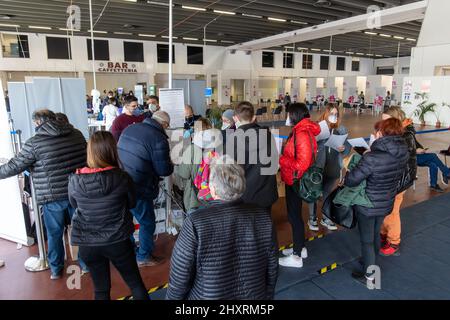 Ferrara, 14 marzo 2022. I rifugiati di guerra ucraini hanno covidi vaccinazioni e test medici a Ferrara, Italia. Credit: Filippo Rubin / Alamy Live News Foto Stock