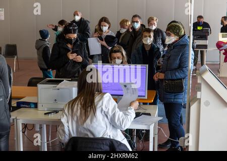 Ferrara, 14 marzo 2022. I rifugiati di guerra ucraini hanno covidi vaccinazioni e test medici a Ferrara, Italia. Credit: Filippo Rubin / Alamy Live News Foto Stock