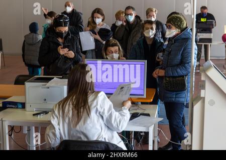 Ferrara, 14 marzo 2022. I rifugiati di guerra ucraini hanno covidi vaccinazioni e test medici a Ferrara, Italia. Credit: Filippo Rubin / Alamy Live News Foto Stock