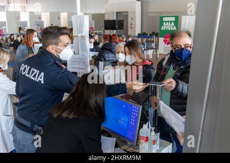 Ferrara, 14 marzo 2022. I rifugiati di guerra ucraini hanno covidi vaccinazioni e test medici a Ferrara, Italia. Credit: Filippo Rubin / Alamy Live News Foto Stock