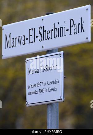 14 marzo 2022, Sassonia, Dresda: Il cartello per il Parco Marwa El-Sherbini si trova di fronte alla Corte Regionale dopo la sua inaugurazione durante l'evento di apertura delle "settimane internazionali contro il razzismo". Marwa El-Sherbini è stato assassinato alla Corte Regionale di Dresda nel 2009 per odio razzista e islamofobico. Le "settimane internazionali contro il razzismo” sono settimane di azione annuali a livello nazionale per la solidarietà con gli oppositori e le vittime del razzismo. "How Attitude!" (Mostra atteggiamento!) È il motto delle settimane internazionali contro il razzismo 2022, che si terrà a Dresda dal 14 marzo al 16 aprile 2022. Foto: Robert Michael/dpa-Z Foto Stock