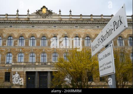 14 marzo 2022, Sassonia, Dresda: Il cartello per il Parco Marwa El-Sherbini si trova di fronte alla Corte Regionale dopo la sua inaugurazione durante l'evento di apertura delle "settimane internazionali contro il razzismo". Marwa El-Sherbini è stato assassinato alla Corte Regionale di Dresda nel 2009 per odio razzista e islamofobico. Le "settimane internazionali contro il razzismo” sono settimane di azione annuali a livello nazionale per la solidarietà con gli oppositori e le vittime del razzismo. "How Attitude!" (Mostra atteggiamento!) È il motto delle settimane internazionali contro il razzismo 2022, che si terrà a Dresda dal 14 marzo al 16 aprile 2022. Foto: Robert Michael/dpa-Z Foto Stock