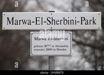 14 marzo 2022, Sassonia, Dresda: Il cartello per il Parco Marwa El-Sherbini si trova di fronte al tribunale regionale dopo la sua inaugurazione durante la manifestazione di apertura delle "settimane internazionali contro il razzismo". Marwa El-Sherbini è stato assassinato nel 2009 presso la Corte regionale di Dresda per odio razzista e islamofobico; le "settimane internazionali contro il razzismo” sono settimane di azione annuali a livello nazionale per la solidarietà con gli oppositori e le vittime del razzismo. "How Attitude!" (Mostra atteggiamento!) È il motto delle settimane internazionali contro il razzismo 2022, che si terrà a Dresda dal 14 marzo al 16 aprile 2022. Foto: Robert Michael/dpa-Z Foto Stock