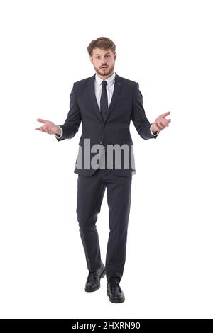 Bel giovane uomo che indossa elegante abito da lavoro senza indizio e confuso con braccia aperte, nessun concetto idea ritratto studio a tutta lunghezza isolato su bianco b Foto Stock