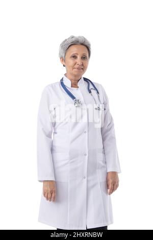 Maturo femmina asiatico medico studio ritratto isolato su sfondo bianco Foto Stock