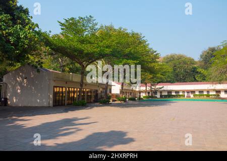 Ingresso al Centro Culturale Shaolin Wushu di Hong Kong, Tai o, Cina. Luogo di belle arti marziali. Vuoto, nessuno si sta allenando. Circondato da alberi Foto Stock