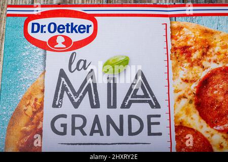 Neckargemuend, Germania: 05 marzo 2022: Confezionamento della pizza congelata del marchio 'la mia grande' del produttore alimentare tedesco 'Dr. Oetker' Foto Stock