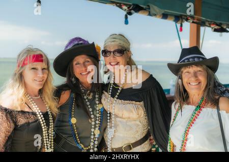 Bel ritratto di donne felici durante la festa Gasparilla vestito per l'evento Pirate Foto Stock