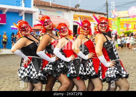 Primo piano di persone che indossano maschere e costumi di carnevale al Carnaval de Maragojipe a Maragogipe, Brasile Foto Stock