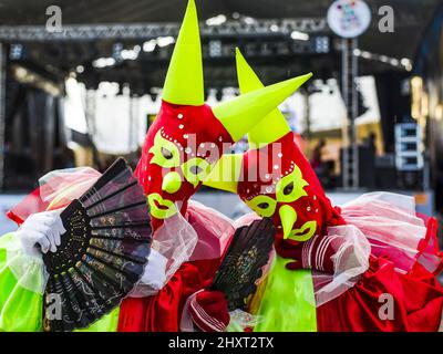 Primo piano di persone che indossano maschere e costumi di carnevale al Carnaval de Maragojipe a Maragogipe, Brasile Foto Stock