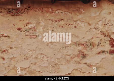 Primo piano di dipinti rupestri e petroglifi nel deserto del Sahara Foto Stock