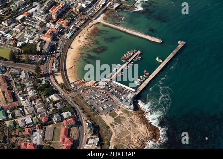 Kalk Bay, Città del Capo, Sudafrica. 2022. Vista aerea del porto di pescatori sul lungomare di Kalk Bay. Foto Stock