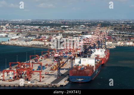 Città del Capo, Sudafrica. 2022. Vista aerea di navi portacontainer, container e gru nel porto di Città del Capo. Foto Stock