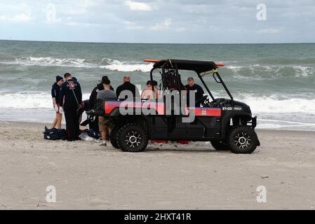 Indialantic. Brevard County, Florida. USA. Marzo 13, 2022. Brevard County Ocean Rescue, unità LG5, LG6, Ocean 3, Brevard County Fire Rescue unità R63, SQ63, Indigalantic Fire Rescue con Indialantic Police Department tutti assistono con misure salvavita per un nuotatore tirato dall'oceano al lungomare Indigalantic e 8th Av. Il maschio di 25 anni è stato trasportato al Holmes Regional Medical Center da Brevard County Fire Rescue Ambulance ed è in condizioni critiche per il supporto alla vita. Credit: Julian Leek/Alamy Live News Foto Stock
