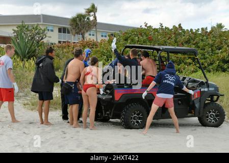 Indialantic. Brevard County, Florida. USA. Marzo 13, 2022. Brevard County Ocean Rescue, unità LG5, LG6, Ocean 3, Brevard County Fire Rescue unità R63, SQ63, Indigalantic Fire Rescue con Indialantic Police Department tutti assistono con misure salvavita per un nuotatore tirato dall'oceano al lungomare Indigalantic e 8th Av. Il maschio di 25 anni è stato trasportato al Holmes Regional Medical Center da Brevard County Fire Rescue Ambulance ed è in condizioni critiche per il supporto alla vita. Credit: Julian Leek/Alamy Live News Foto Stock