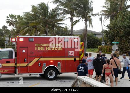 Indialantic. Brevard County, Florida. USA. Marzo 13, 2022. Brevard County Ocean Rescue, unità LG5, LG6, Ocean 3, Brevard County Fire Rescue unità R63, SQ63, Indigalantic Fire Rescue con Indialantic Police Department tutti assistono con misure salvavita per un nuotatore tirato dall'oceano al lungomare Indigalantic e 8th Av. Il maschio di 25 anni è stato trasportato al Holmes Regional Medical Center da Brevard County Fire Rescue Ambulance ed è in condizioni critiche per il supporto alla vita. Credit: Julian Leek/Alamy Live News Foto Stock