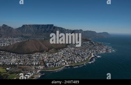 Città del Capo, Sudafrica. 2022. Vista aerea di Sea Point e della costa di Bantry Bay. Table Mountain con dodici Apostoli e la testa del Leone. Foto Stock