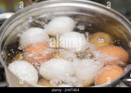 Uova di pollo bollenti nella padella. Foto Stock