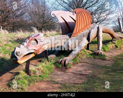 Una scultura in legno e acciaio intagliata di un drago al North Yorkshire Moors Center Danby Foto Stock