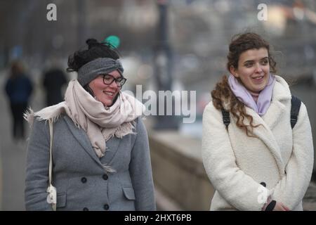 Donne ungheresi sulla riva del Danubio durante l'inverno. Budapest, Ungheria Foto Stock