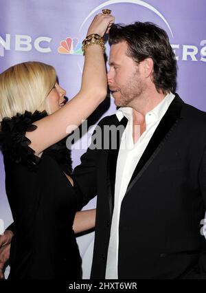 Tori Spelling e Dean McDermott durante il TCA Winter Press Tour 2011 per la rete NBC tenuto presso il Langdon Hotel, California Foto Stock