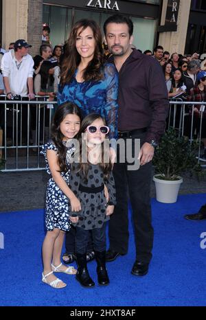 Maria Canals-Barrera, David Barrera, le figlie Bridget e Madel al 'Gomeo e Giulietta' World Premiere, tenuto al Teatro El Capitan di Hollywood. Foto Stock