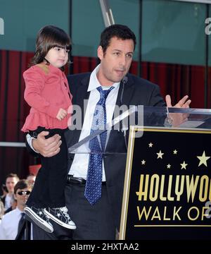 Adam Sandler e la figlia Sunny Sandler in una cerimonia in cui è stato onorato con una stella sulla Hollywood Walk of Fame. Foto Stock