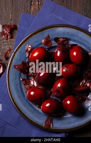 Uova di pollo tinte con cipolla, bucce secondo il vecchio metodo tradizionale. Concetto di Pasqua in stile rustico Foto Stock