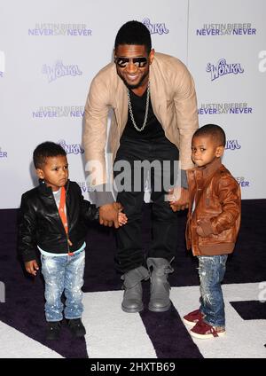 Uscii con i figli Usher Raymond V e Naviyd Raymond alla prima "Justin Bieber: Never Say Never" di Los Angeles tenutasi al Nokia Theatre L.A. Live. Foto Stock