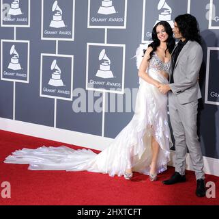 Katy Perry, Russell Brand in arrivo ai Grammy Awards 53rd che si tengono presso lo Staples Center di Los Angeles, California Foto Stock