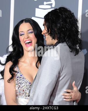 Katy Perry, Russell Brand in arrivo ai Grammy Awards 53rd che si tengono presso lo Staples Center di Los Angeles, California Foto Stock