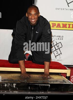 La guardia di tiro di Los Angeles Lakers Kobe Bryant partecipa alla sua cerimonia della mano e dell'impronta al Graumans Chinese Theatre di Hollywood, USA. Foto Stock