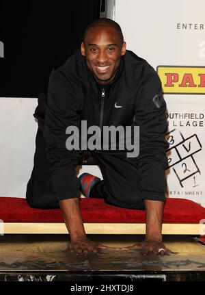 La guardia di tiro di Los Angeles Lakers Kobe Bryant partecipa alla sua cerimonia della mano e dell'impronta al Graumans Chinese Theatre di Hollywood, USA. Foto Stock